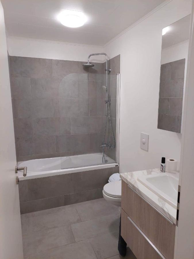 Apartment Near The Airport Njarthvik Esterno foto