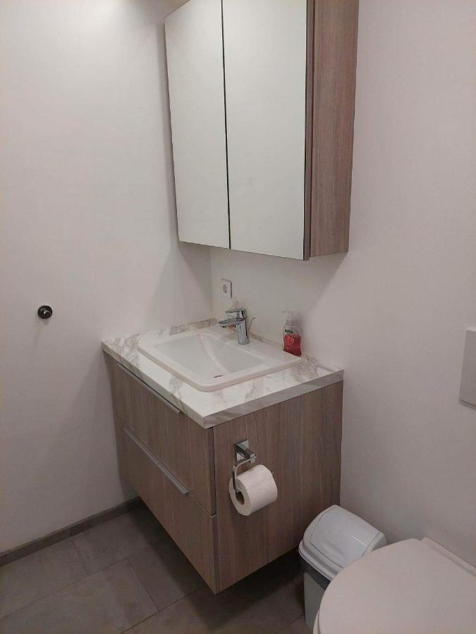 Apartment Near The Airport Njarthvik Esterno foto