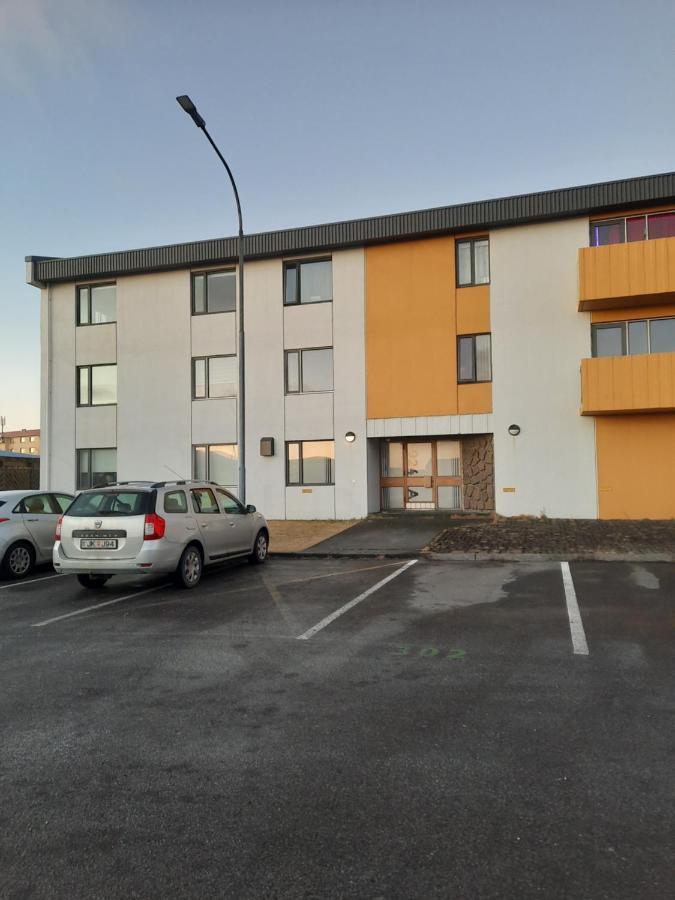 Apartment Near The Airport Njarthvik Esterno foto