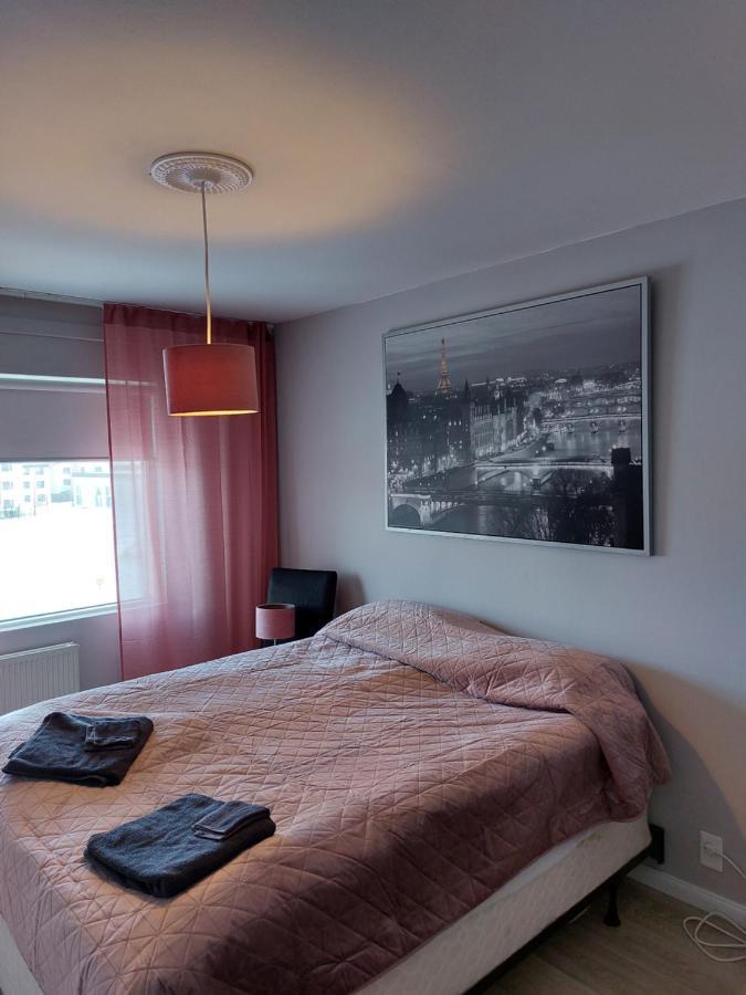 Apartment Near The Airport Njarthvik Esterno foto